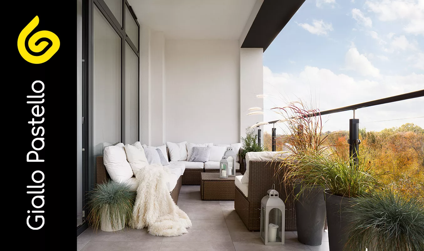 Balcone con divani bianchi - Arredamento Scandinavo - Interior Design Brescia Giallo Pastello