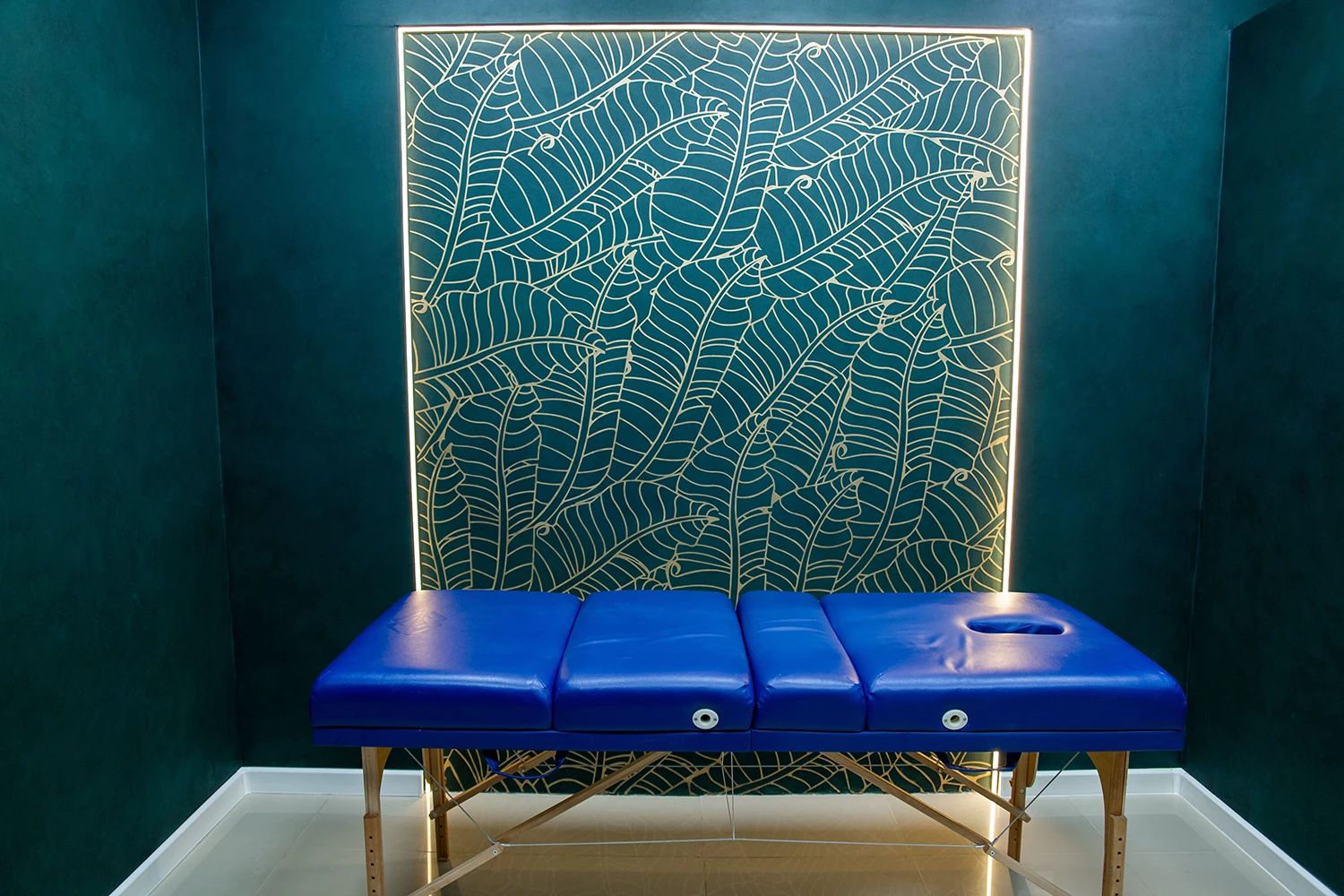 Lettino, specchi ovali e lavabo in nicchia - Arredamento studio medico - Giallo Pastello Interior Design
