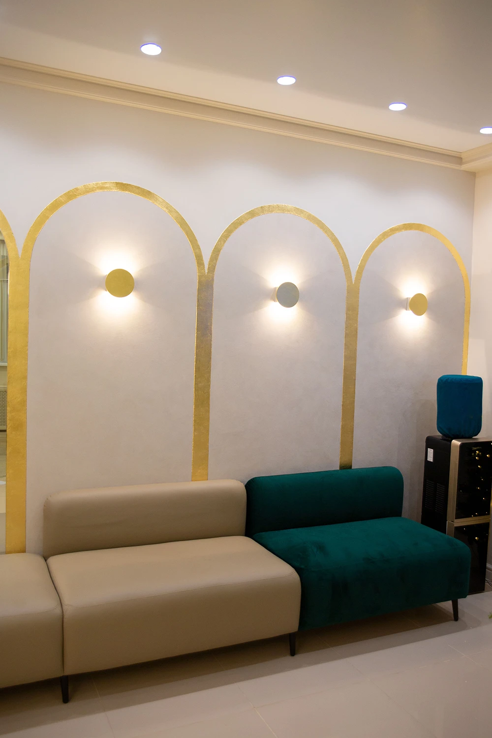 Poltroncine in velluto rosa con telaio dorato - Arredamento studio medico - Giallo Pastello Interior Design