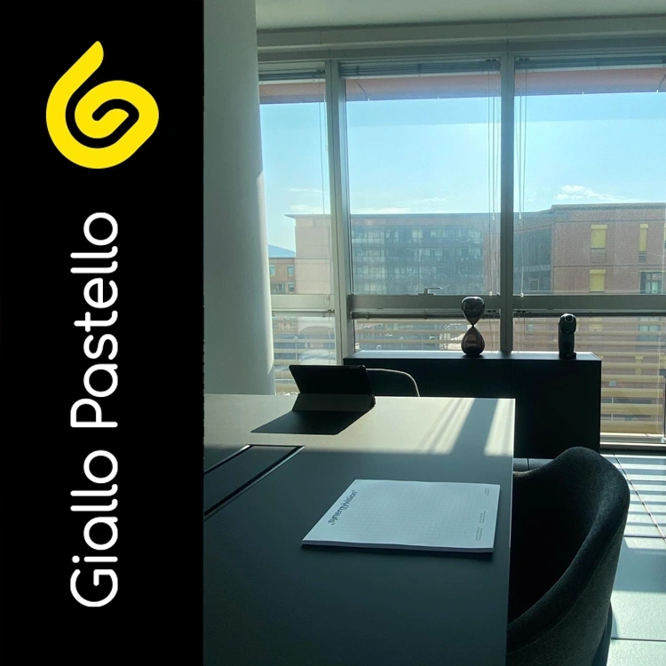 Layout e funzionalità della sala riunioni nel rinnovo ufficio - Giallo Pastello Interior Design Brescia