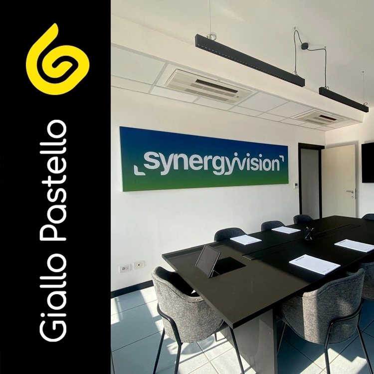 Minimalismo e funzionalità sala riunioni synergyvision - Giallo Pastello Interior Design Brescia