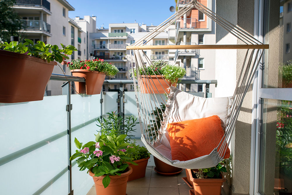 Progettazione esterni: Arredare i balconi con i cuscini - Giallo Pastello Interior Design Brescia