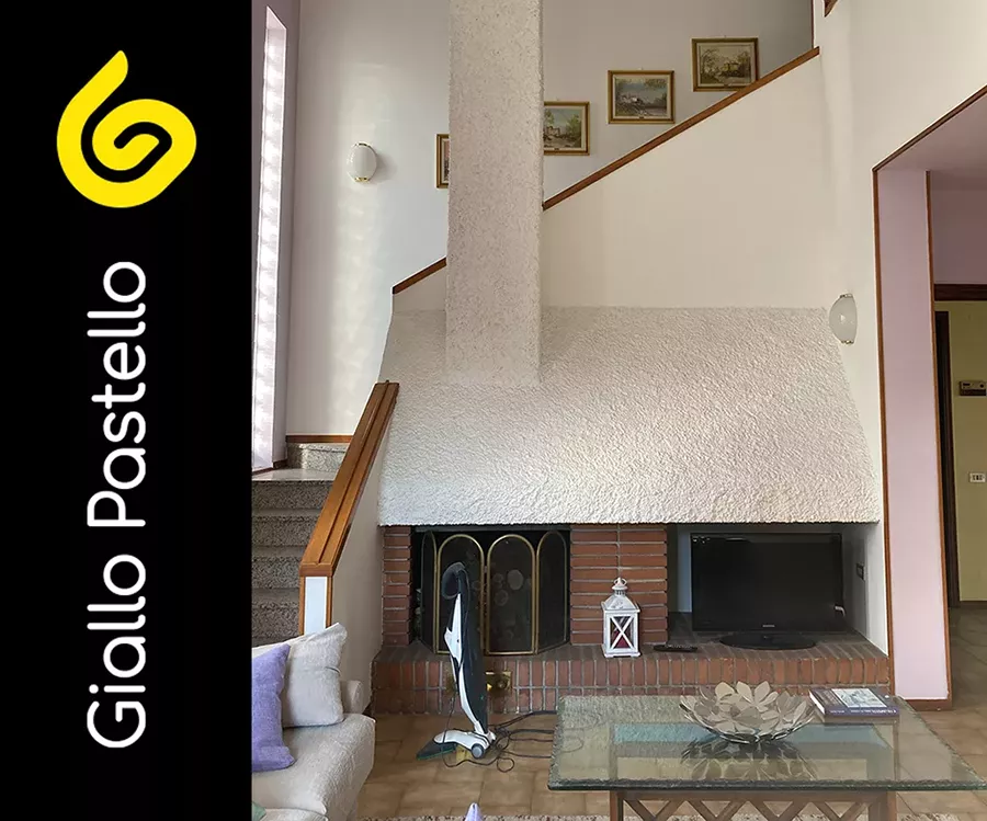Prima della ristrutturazione: salotto con camino - Rinnovo Appartamento - Giallo Pastello Interior Design Brescia