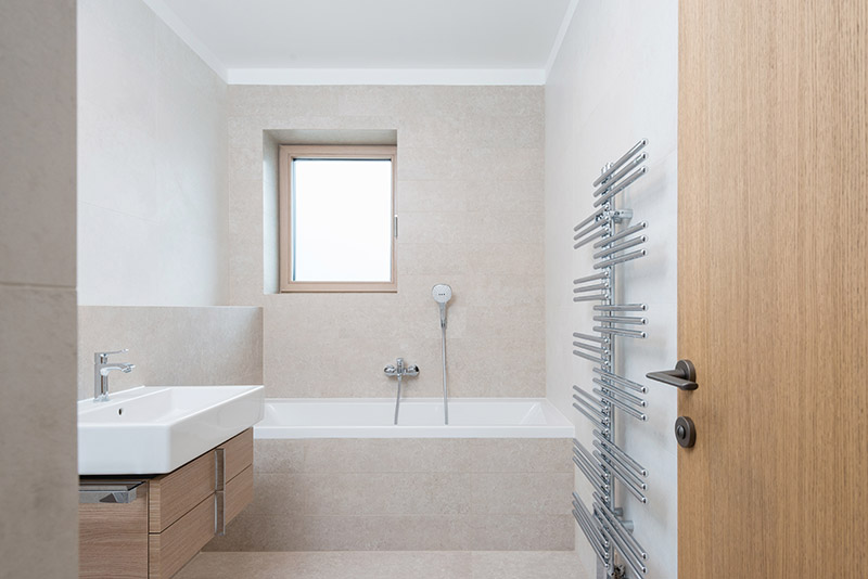Ristrutturare il bagno - Giallo Pastello Interior design - Vasche da bagno compatte