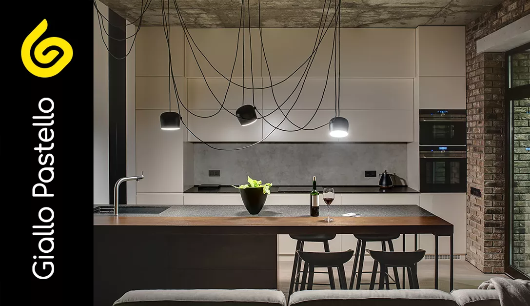 Giallo Pastello Interior Design Brescia - Ristrutturare la cucina - Cucina moderna con illuminazione calda
