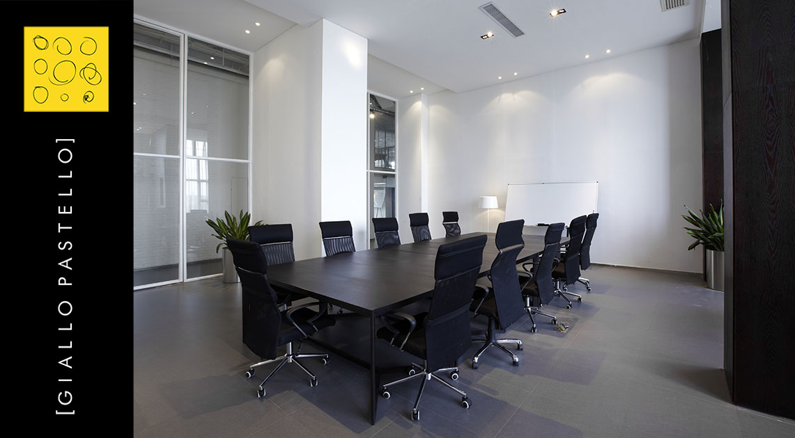 Sala riunioni elegante bianco e nero - Arredo Ufficio - Giallo Pastello Interior Design Brescia