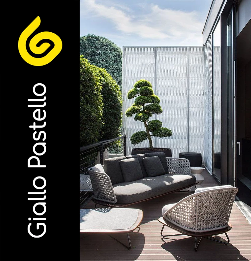 Spazio esterno con verde e divanetti per arredare terrazzo appartamento - Giallo Pastello Interior Design Brescia
