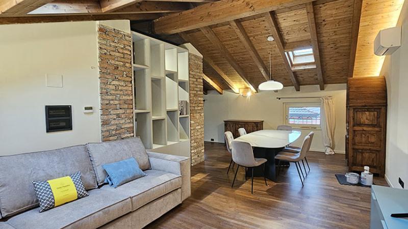 Ristrutturazione Mansarda su Misura: divano e quadro - Giallo Pastello Interior Design Brescia