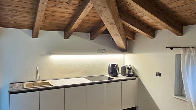 Ristrutturazione Mansarda su Misura: divano e quadro - Giallo Pastello Interior Design Brescia