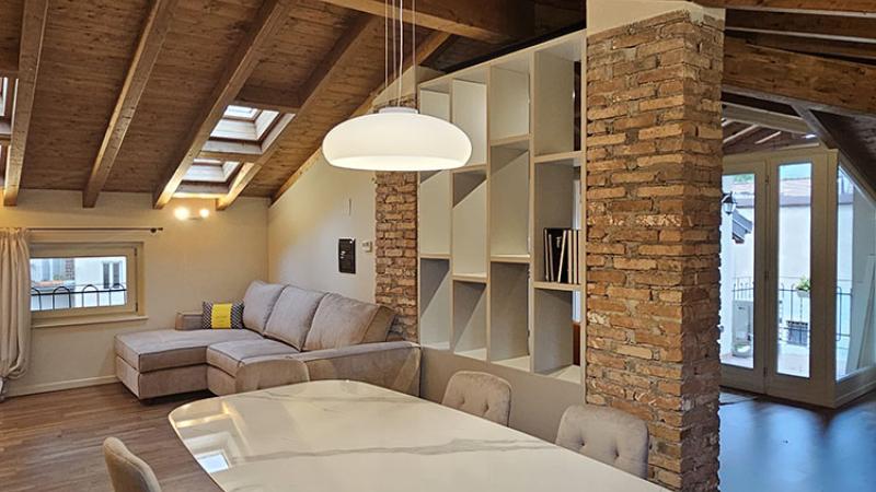 Ristrutturazione Mansarda su Misura: divano e quadro - Giallo Pastello Interior Design Brescia