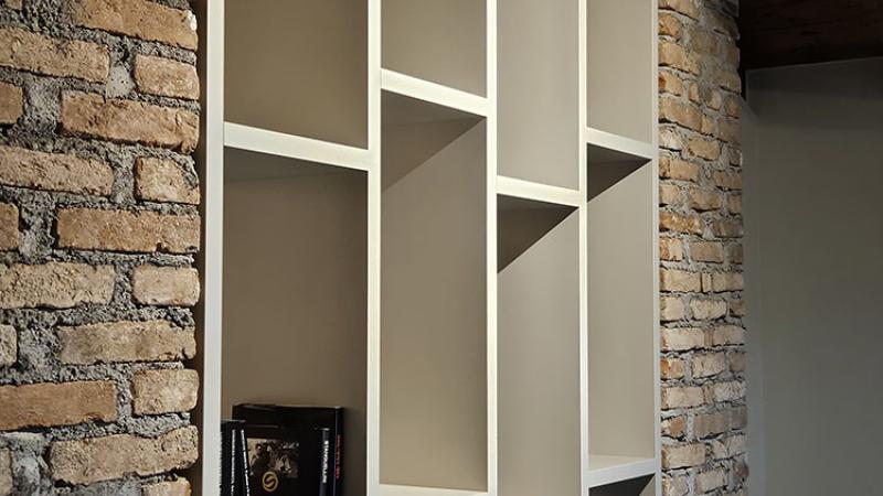 Ristrutturazione Mansarda su Misura: divano e quadro - Giallo Pastello Interior Design Brescia