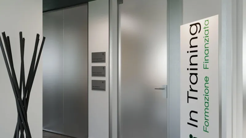 Restyling ufficio contemporaneo: atrio - Giallo Pastello