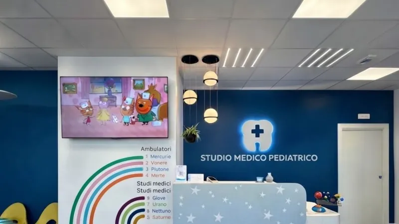 Ingresso accogliente con decorazioni a tema - Studio dentistico bambini Abracadabra - Giallo Pastello Interior Design