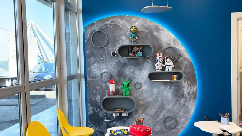 Reception con bancone basso e dettagli giocosi - Studio dentistico bambini Abracadabra - Giallo Pastello Interior Design